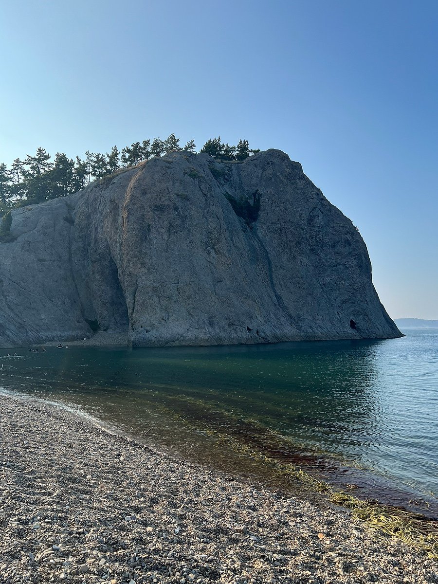 몽돌해변 (Mongdol Beach)